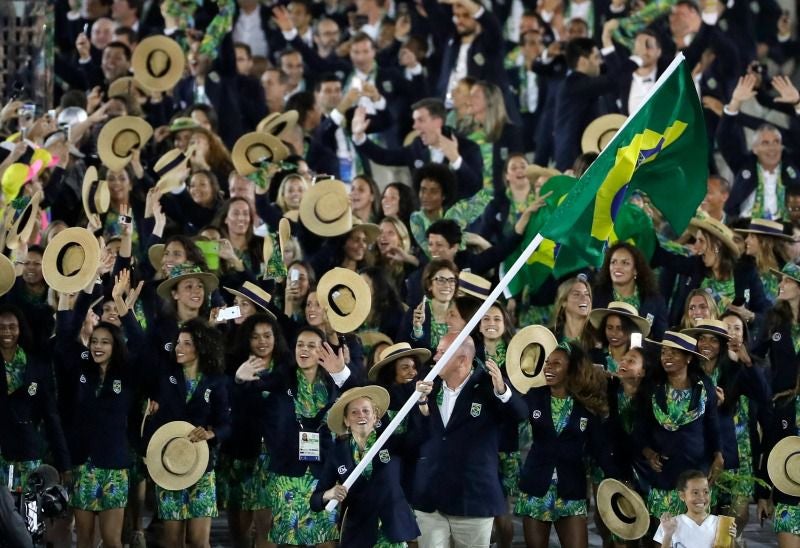 Los brasileños saludan a su gente en la inauguración de Río 2016