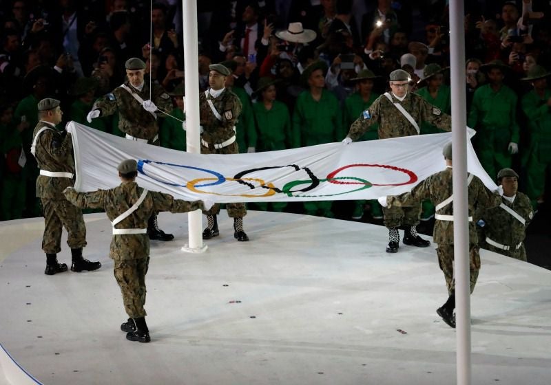 Soldados izan la bandera durante la inauguración de Río 2016