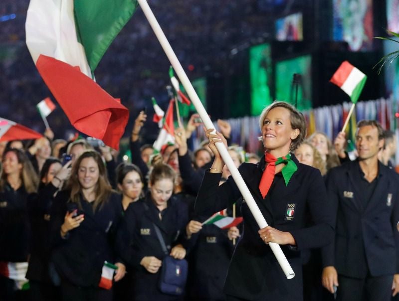 Federica Pellegrini ondea la bandera tricolor durante la apertura 