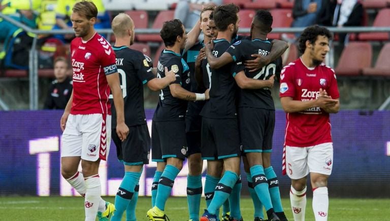 Andrés Guardado festeja junto a sus compañeros un gol del PSV