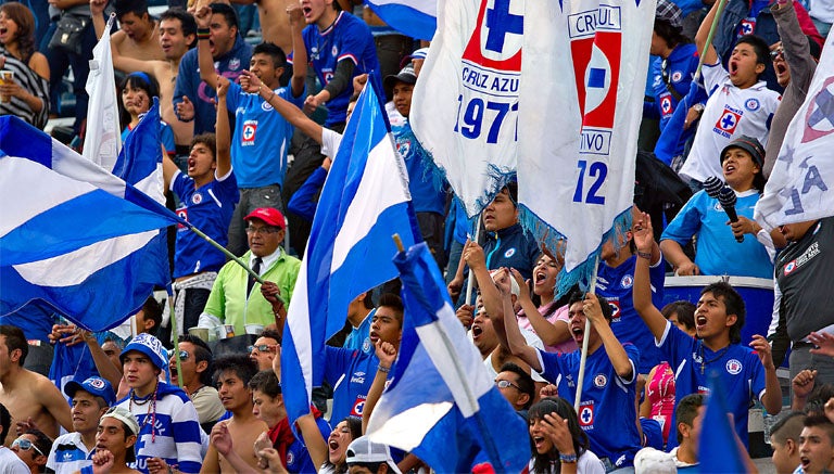 Afición de Cruz Azul anima a su equipo