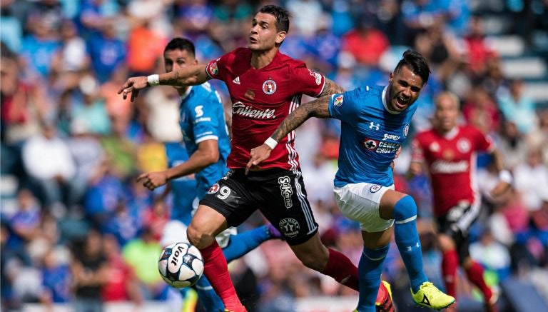 Julian Velazquez y Milton Caraglio, durante el duelo entre Cruz Azul y Xolos