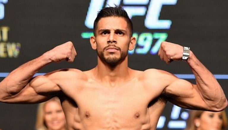 Yair Rodríguez aprueba el pesaje previo a la pelea contra Alex Caceres