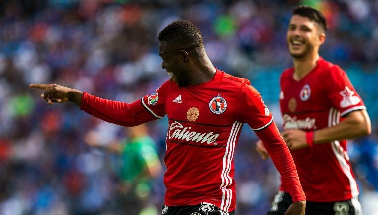 Avilés Hurtado festeja su gol contra Cruz Azul