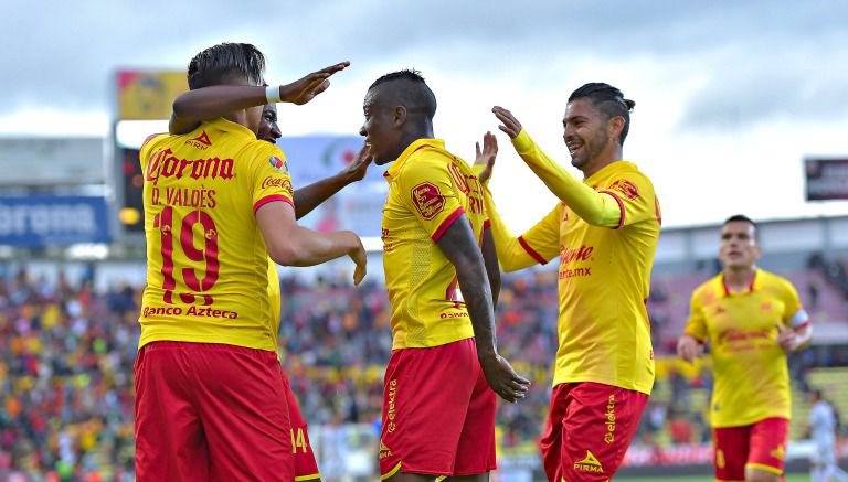 Jugadores de Monarcas festejan uno de los goles