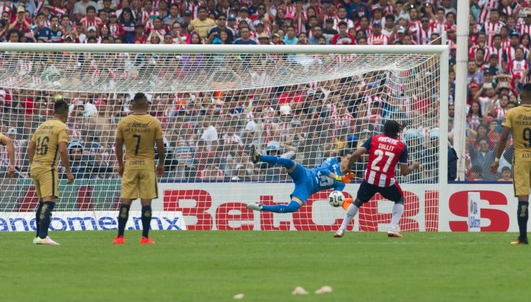 Momento en que Pikolín ataja el penalti a Gullit Peña