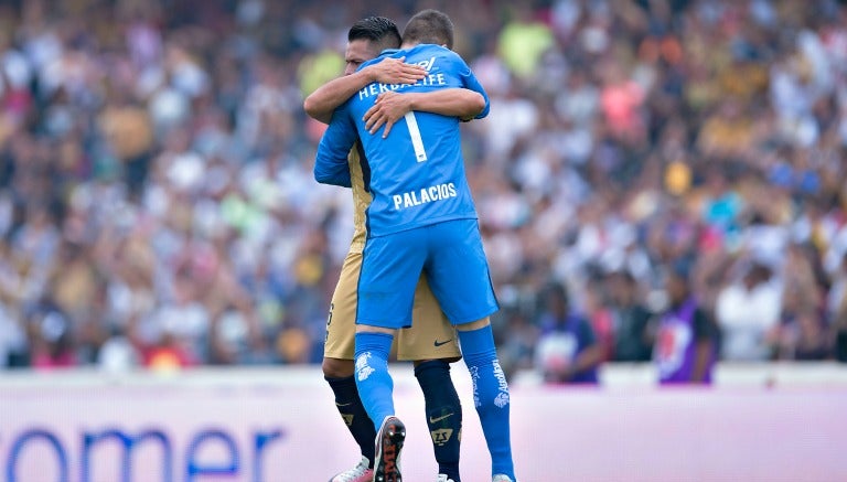 El arquero es felicitado por un compañero tras atajar penalti