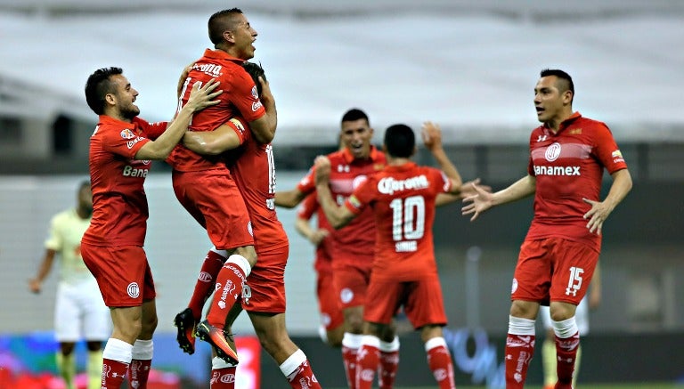 Toluca festeja su gol contra el América 