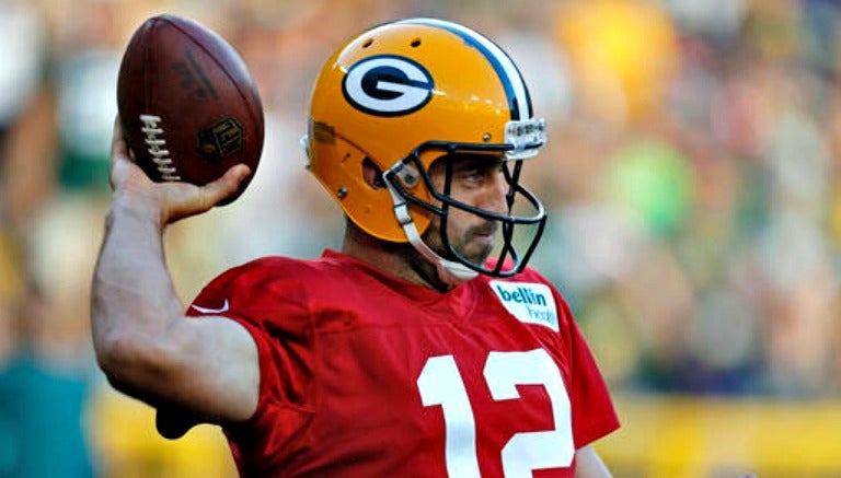 Aaron Rodgers lanza pase en un entrenamiento