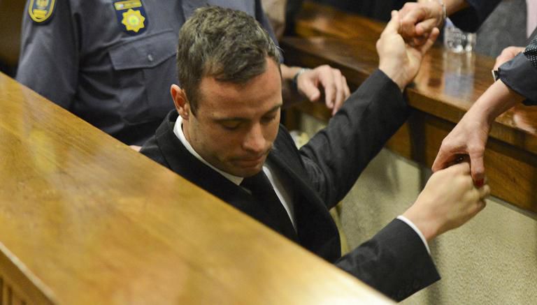 Oscar Pistorius, cabizbajo en un sesión en la corte