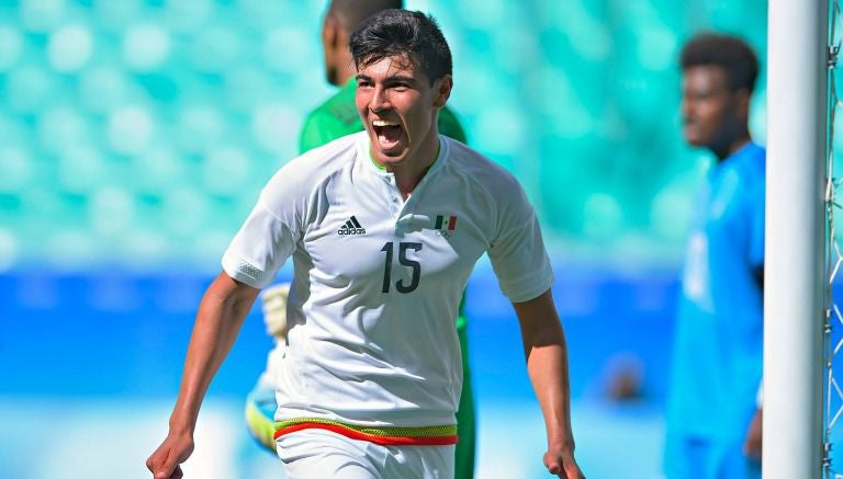 Erick Gutiérrez celebra uno de sus goles contra la selección de Fiji