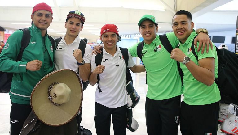 Boxeadores posan con el uniforme de la delegación mexicana