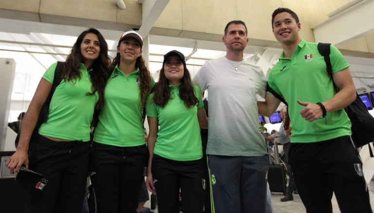 Esgrimistas mexicanas posan antes de partir a Río