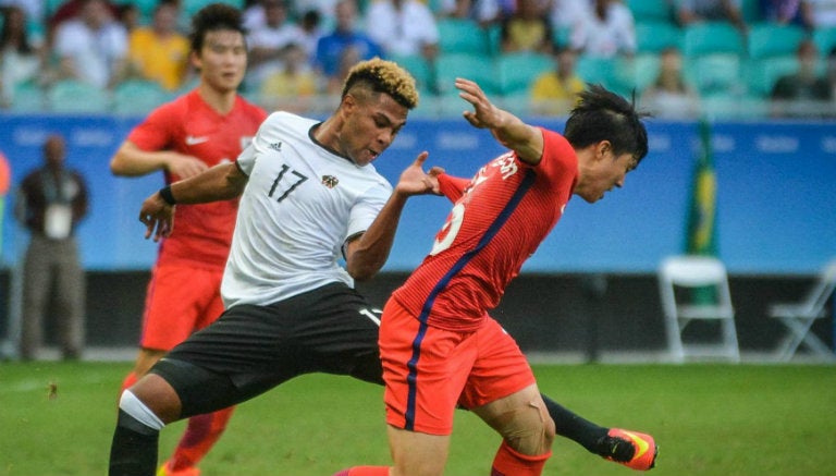 Gnabry y Kwon pelean por la tenencia del balón