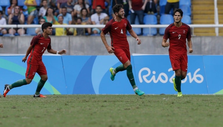 Tobias Figueiredo celebra el gol con el que empató Portugal a Honduras