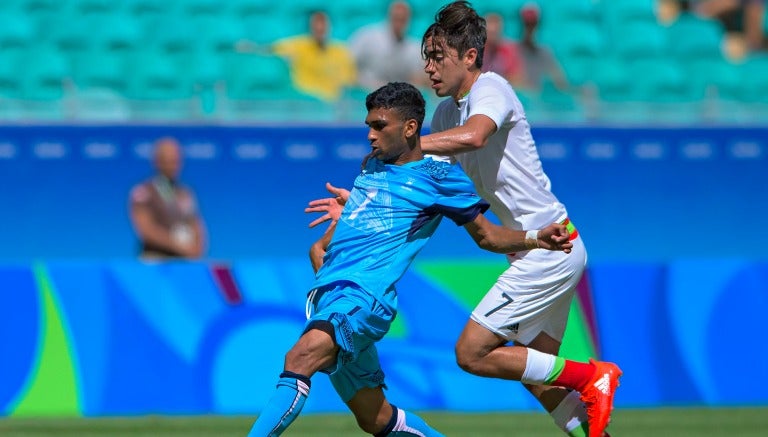 Rodolfo Pizarro en el partido contra Fiji