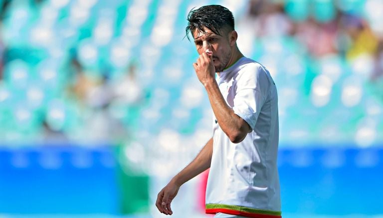 Oribe Peralta se limpia la nariz en el partido contra Fiji