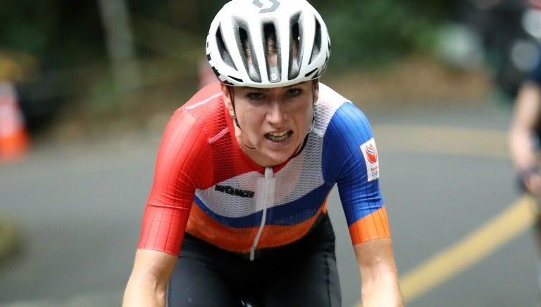 Van Vleuten, durante la competencia de ciclismo de ruta femenil