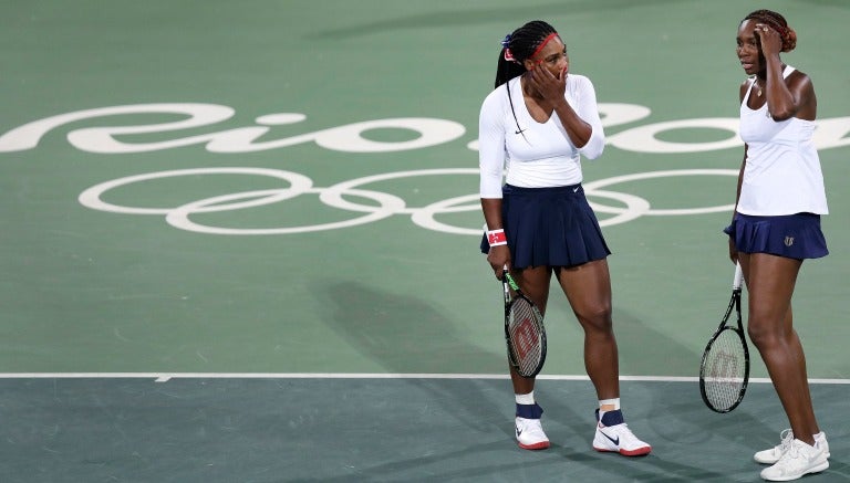 Serena y Venus Williams durante el encuentro frente a la República Checa