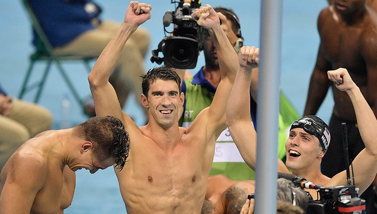 Michael Phelps celebra una nueva medalla de Oro