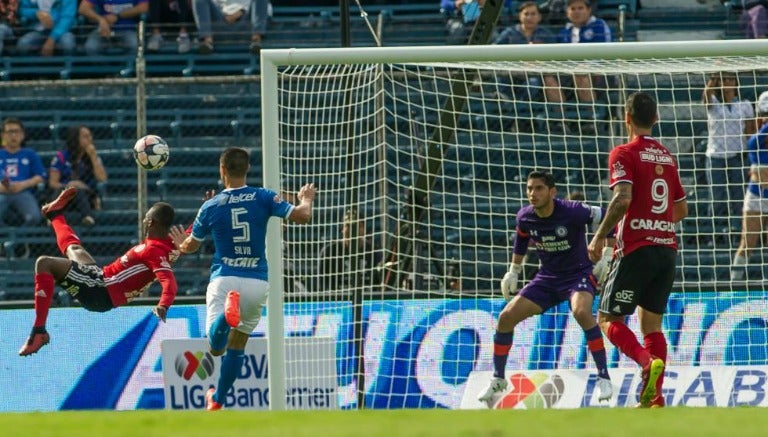 Remate de Avilés Hurtado para abrir el marcador del juego entre Cruz Azul y Tijuana