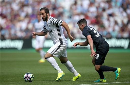 El argentino conduce el balón frente al West Ham