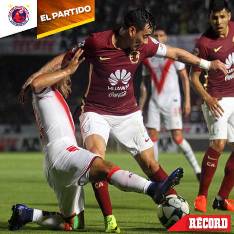 Sambueza lucha por un balón durante el partido frente a Veracruz