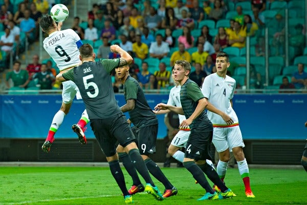 Oribe Peralta al momento de cabecear para el primer gol