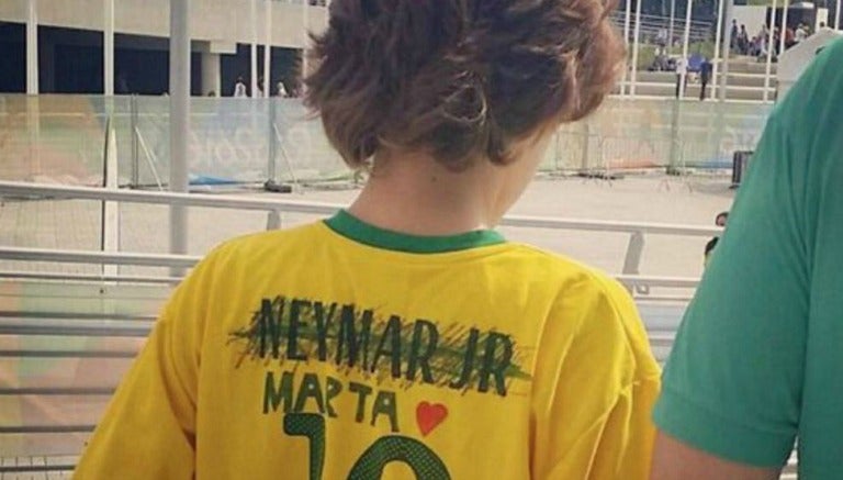 Niño brasileño con la camiseta de Neymar Jr. y Marta