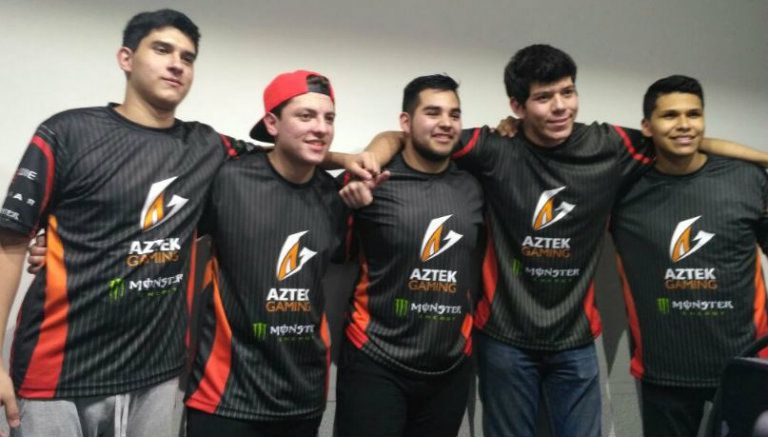 Los integrantes de Aztek Gaming posan para la cámara