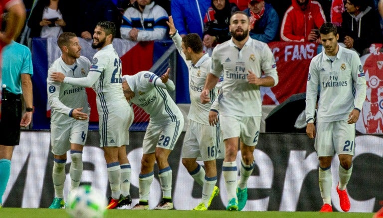 Jugadores merengues celebran el tanto de Asensio