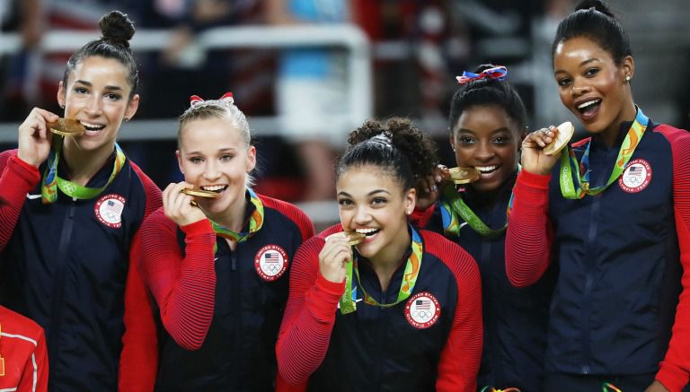 Equipo de gimnasia de Estados Unidos celebra su medalla de oro en Río 2016