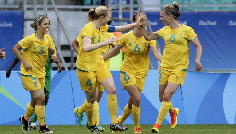 Jugadoras de Australia festejan un gol contra Zimbabue 