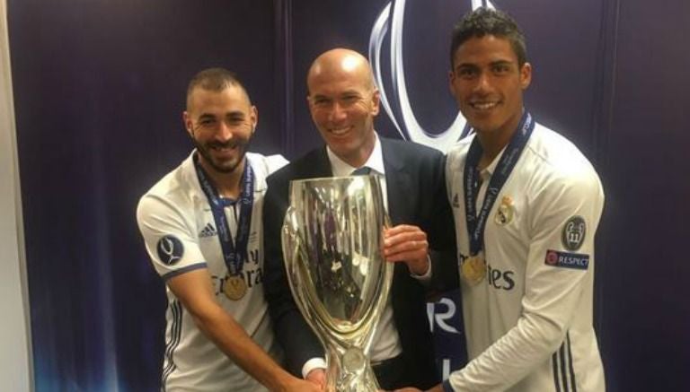 Benzema, Zidane y Varane posan con la Supercopa de Europa