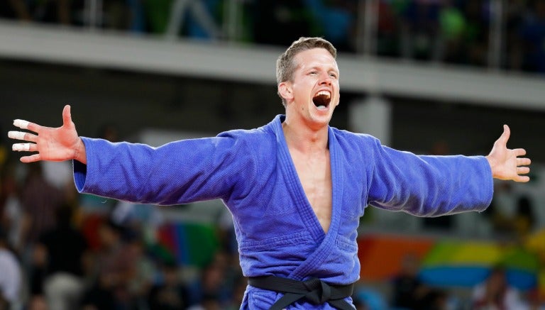 Dirk Van Tiechtl celebra tras ganar el bronce