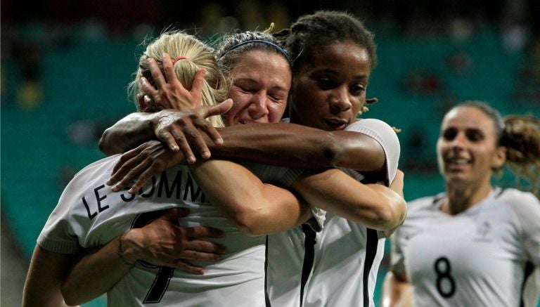 Jugadoras de la selección de Francia celebran un gol ante Nueva Zelanda