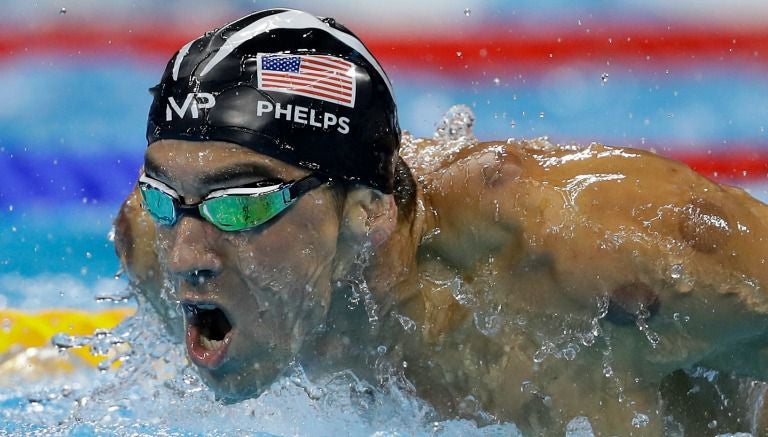 El nadador norteamericano Michael Phelps en acción durante JO