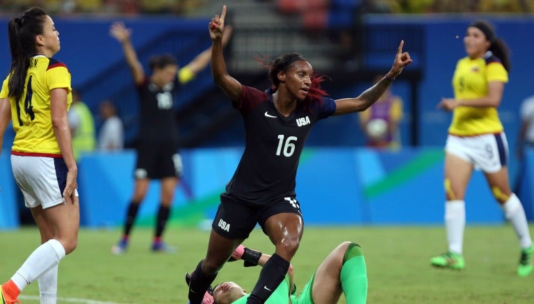 Crystal Dunn celebra uno de los goles frente a Colombia