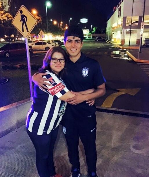 El futbolista de Tuzos junto a su mamá