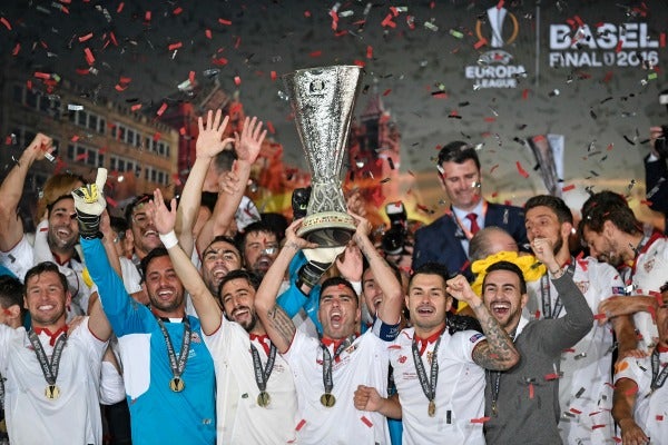 Los jugadores del Sevilla celebran el título de Europa League