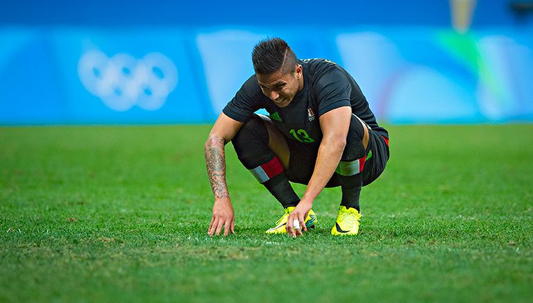 Carlos Salcedo se lamenta durante el encuentro contra Corea