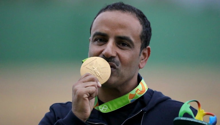 El tirador de origen kuwaití, Fehaid Aldeehani, besa la medalla de Oro