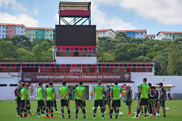 Los jugadores de la Selección reciben una charla por parte del DT