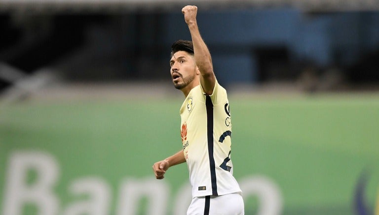 Oribe Peralta celebra un gol con América