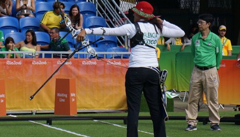 Alejandra Valencia dispara un flecha en el último set