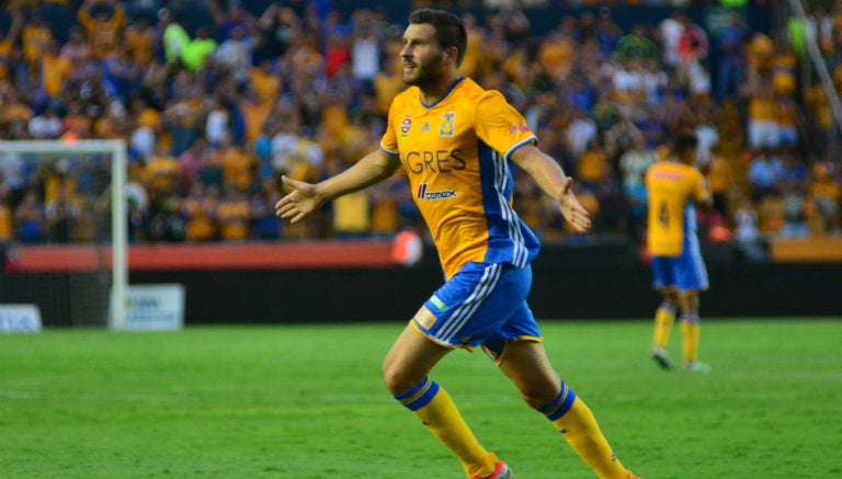 André-Pierre Gignac festeja anotación en el Volcán