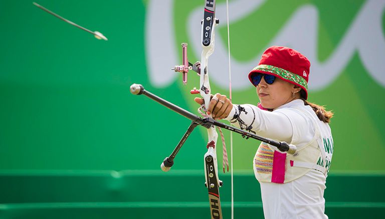 Aída Román, durante la prueba de tiro con arco por equipos