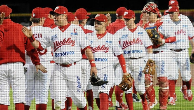 Jugadores de Diablos se saludan tras un partido