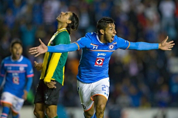 Benítez festejando un gol con Cruz Azul