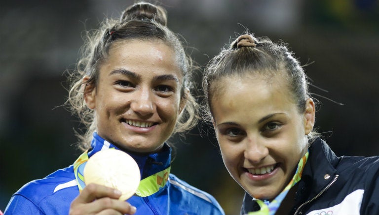 Majlinda Kelmendi muestra su medalla de Oro